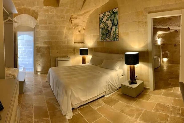 Deluxe Double Room, 1 Queen Bed, Bathtub | Minibar, soundproofing, free WiFi, bed sheets