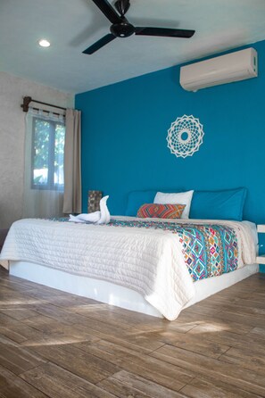 غرفة عادية | ألحفة محشوة بالريش وميني بار وخزنة داخل الغرفة وبديكورات فريدة لكل غرفة