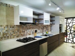 Geladeira, micro-ondas, fogão, cooktop