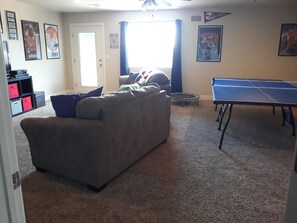 Tv, videospil, dvd-afspiller, bordtennisbord