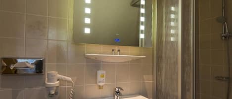 Suihku, ilmaiset hygieniatuotteet, hiustenkuivaaja, pyyhkeet