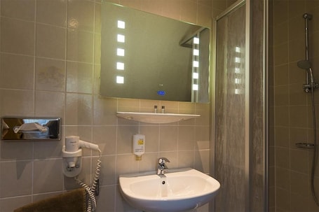 Shower, free toiletries, hair dryer, towels. Hotel Dorheimer Hof