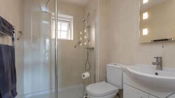 Chambre Double Confort, 1 lit double, vue jardin | Salle de bain | Douche, articles de toilette gratuits, sèche-cheveux, peignoirs