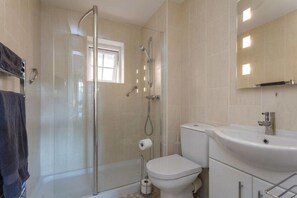 Habitación doble Confort, 1 cama matrimonial, vista al jardín | Baño | Regadera, amenidades de baño gratuitas, secadora de cabello, batas 