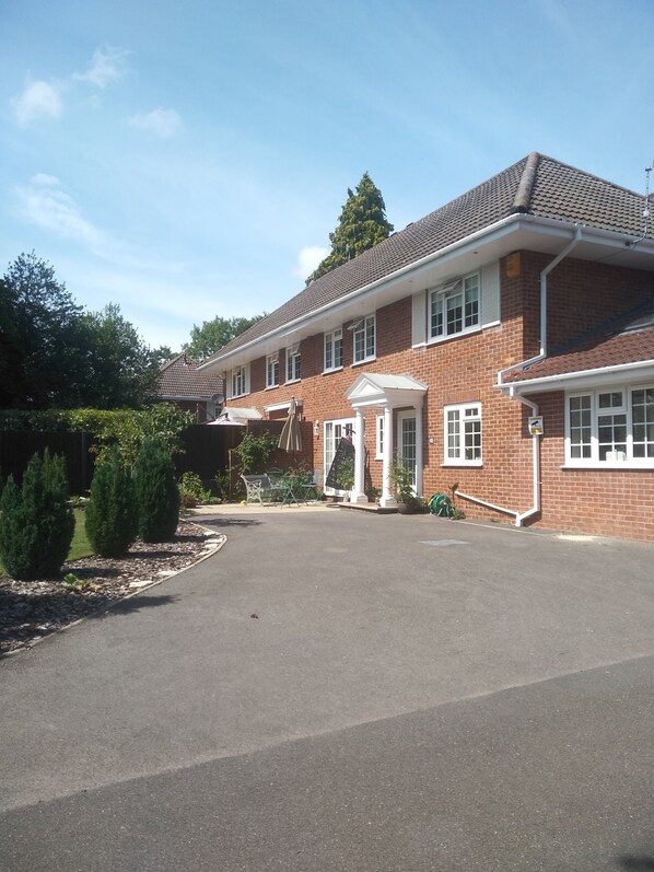 Egyptian cotton sheets, premium bedding, Tempur-Pedic beds - Branksome House 49 (Bournemouth)