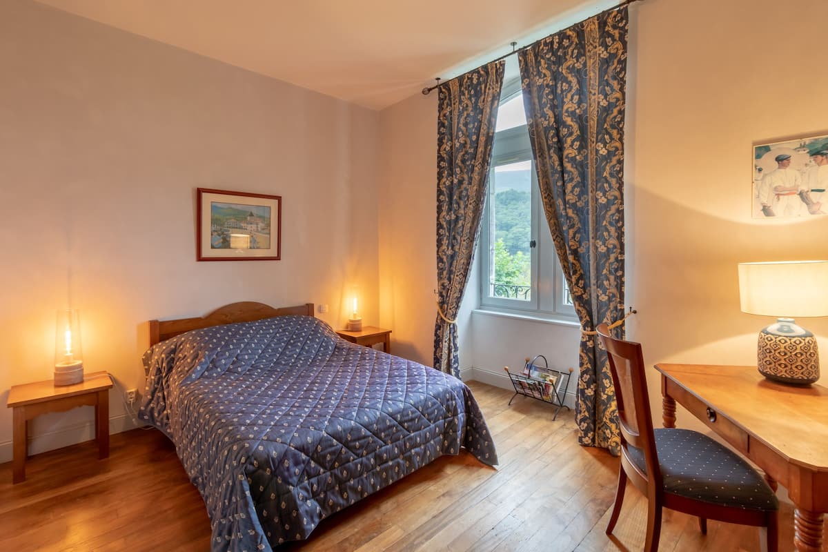 Desk, free cots/infant beds, free WiFi, bed sheets