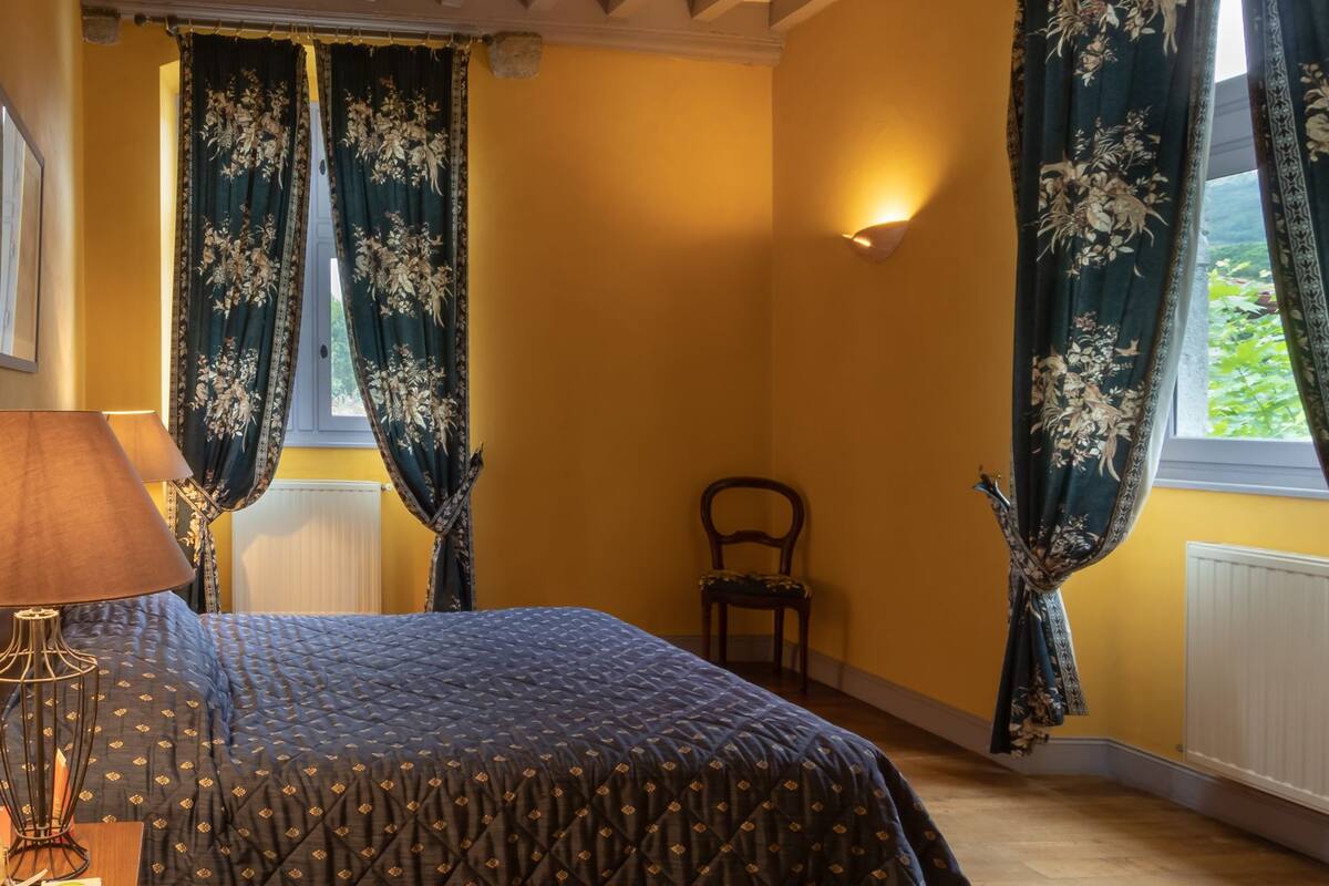 Desk, free cots/infant beds, free WiFi, bed sheets