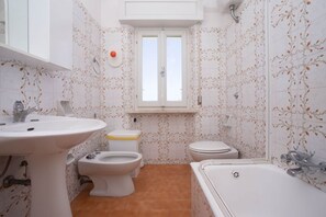 تجهيزات دش، مراحيض شطف، مناشف