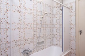 Douche, bidet, serviettes fournies