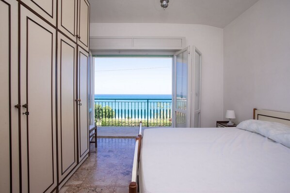 2 bedrooms, bed sheets