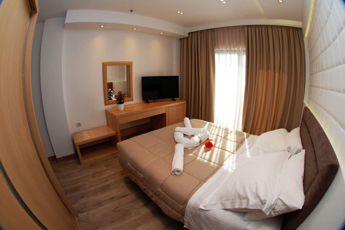 Deluxe Quadruple Room, Sea View | 1 bedroom, in-room safe, soundproofing, free WiFi