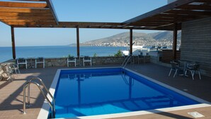 Outdoor pool, sun loungers - Hotel Sole (Sarandë)