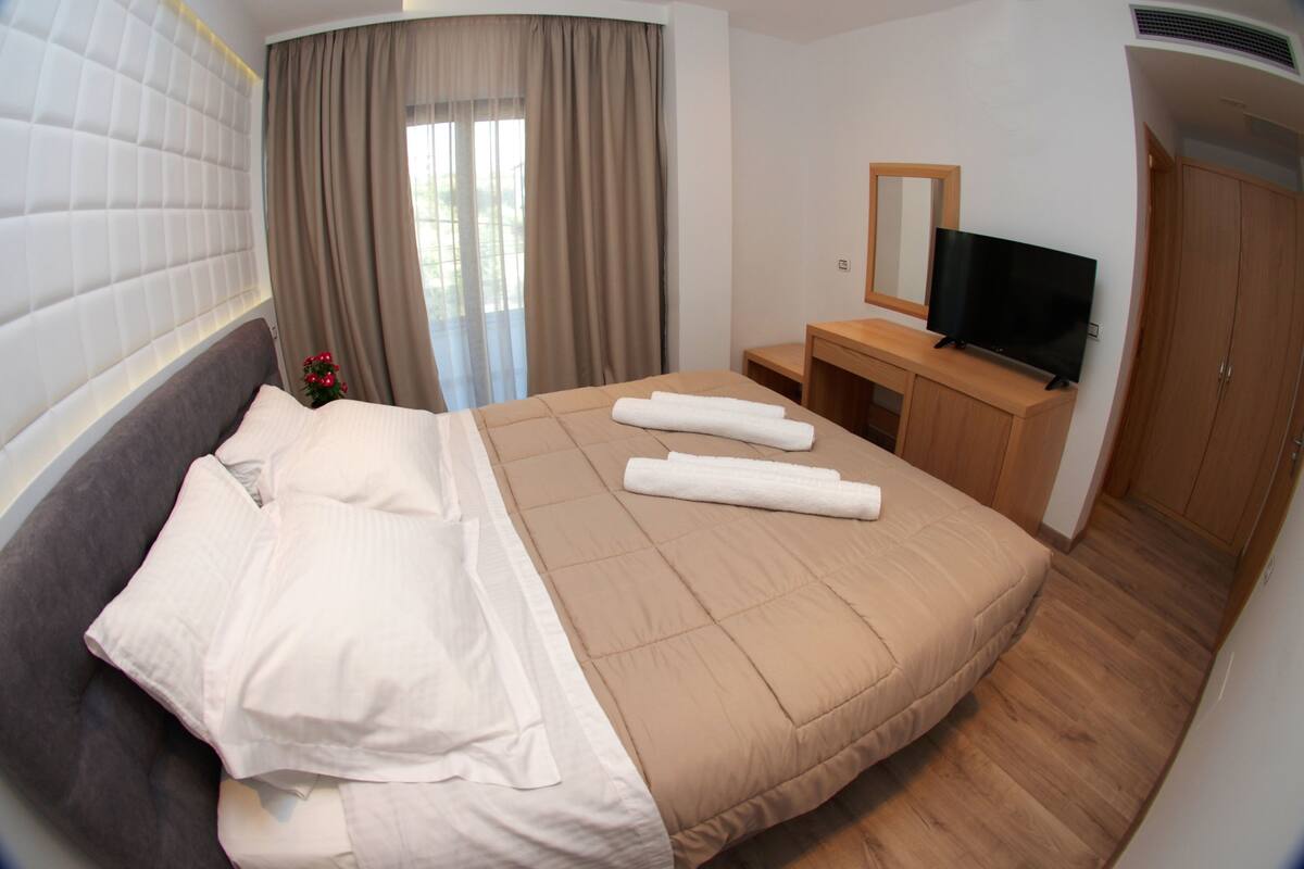 Double Room, Sea View | In-room safe, soundproofing, WiFi (free), bed sheets