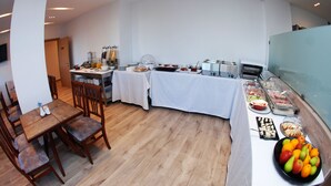 Free daily continental breakfast - Hotel Sole (Sarandë)