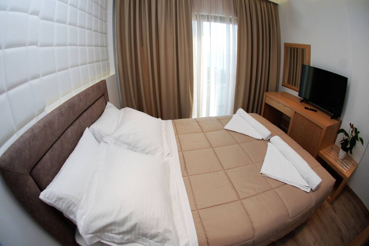 Deluxe Double Room | In-room safe, soundproofing, WiFi (free), bed sheets