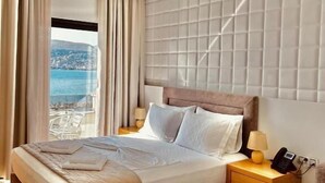 Deluxe Triple Room, Sea View | In-room safe, soundproofing, WiFi (free), bed sheets - Hotel Sole (Sarandë)