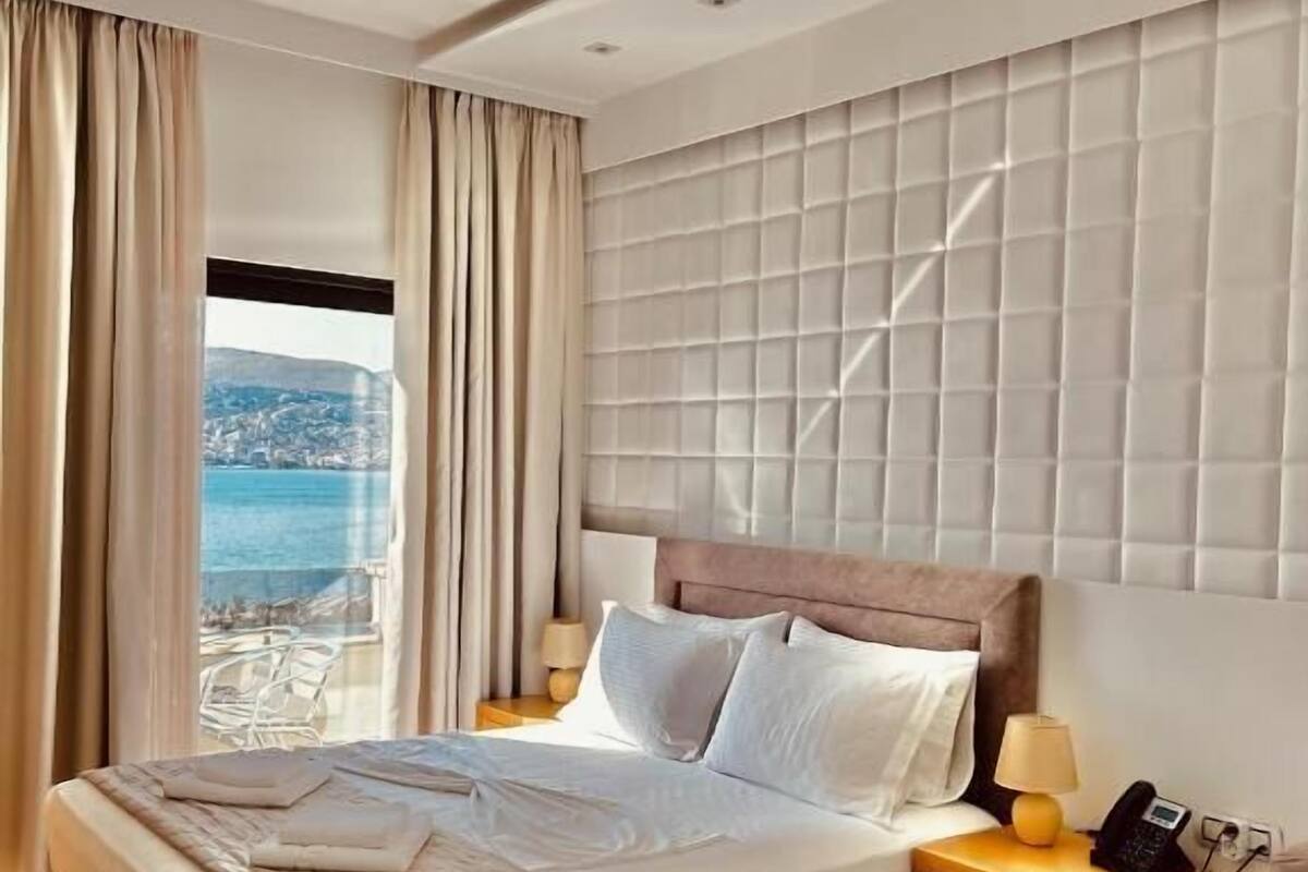 Deluxe Triple Room, Sea View | In-room safe, soundproofing, WiFi (free), bed sheets
