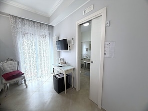 Superior Double Room, Balcony | Premium bedding, down duvets, memory-foam beds, minibar - B&B Pompei Olympus (Pompei)