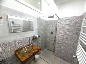 Quarto casal luxo | Banheiro | Chuveiro, chuveiro com efeito de chuva, produtos de toalete grátis 