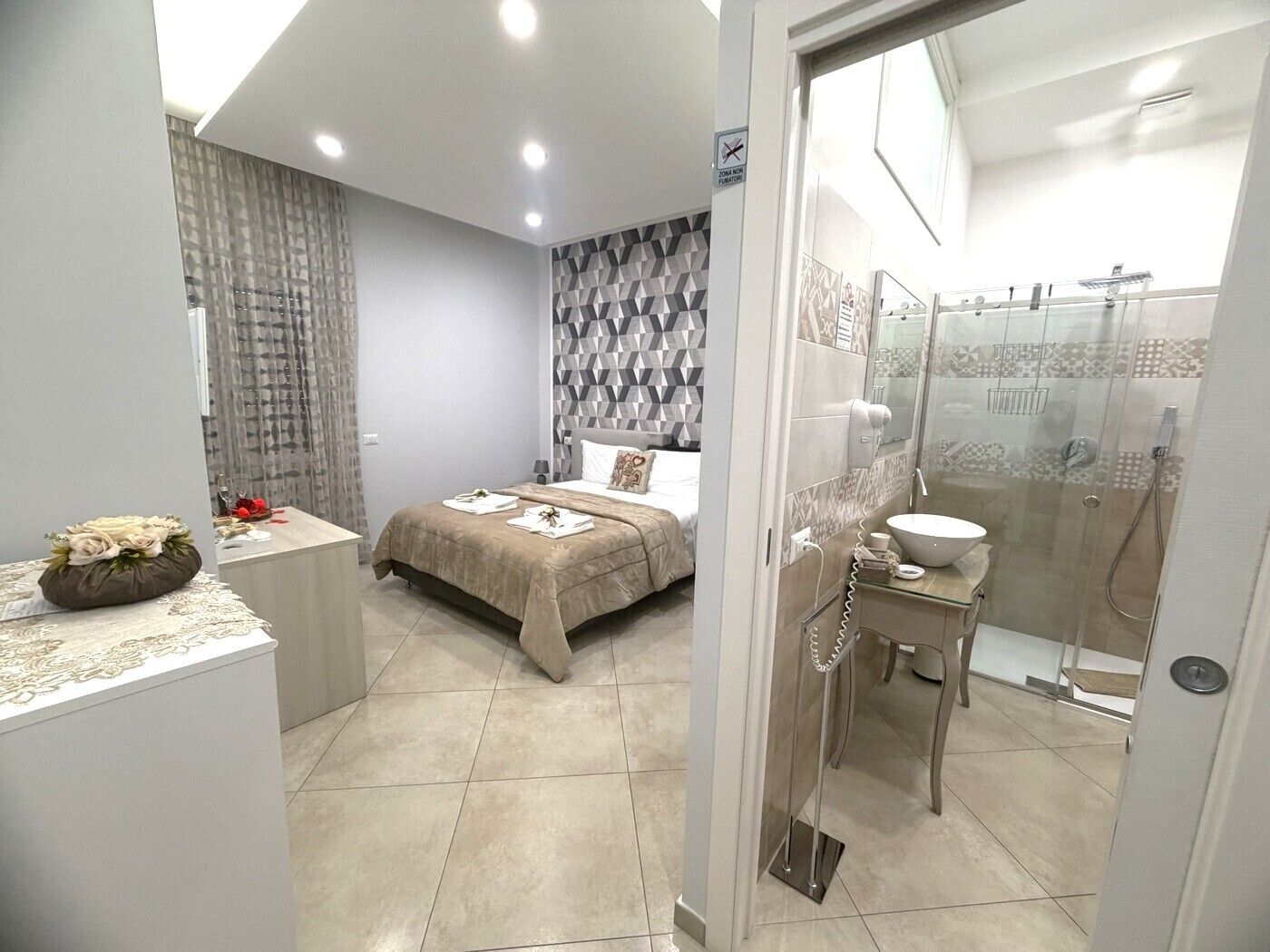 Habitación Deluxe doble | Ropa de cama de alta calidad y edredones de plumas