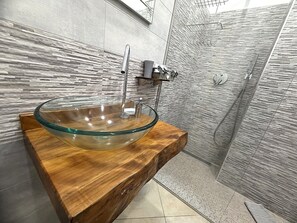 Habitación Deluxe doble | Baño | Ducha y cabezal de ducha tipo lluvia