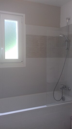 Haartrockner, Handtücher, Toilettenpapier