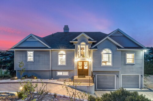 4,000 Sqft Lakeview Retreat with Private, Heated Pool, 6 bed, 4 bath