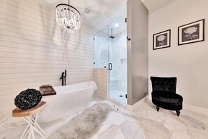 Bathtub, hair dryer, bidet, towels - 4,000 Sqft Lakeview Retreat with Private, Heated Pool, 6 bed, 4 bath (Lago Vista)