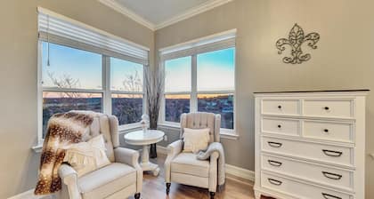 -Nuevo listado: elegante retiro de 4,000 pies cuadrados con vista al lago y piscina al oeste de Austin