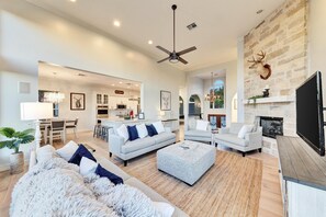 Smart-TV, Kamin, Videospiele, DVD-Player