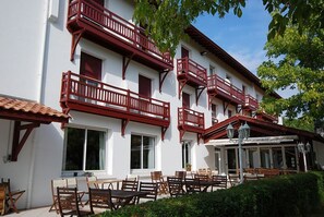 Terrace/patio - Hotel Pyrénées Atlantique (Saint-Pee-sur-Nivelle)