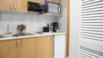 Minibar, caja de seguridad en la habitación y escritorio