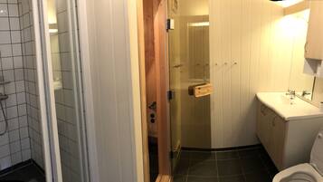 Pancuran mandi, tuala disediakan