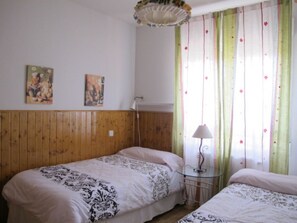 4 bedrooms, desk, iron/ironing board, travel cot