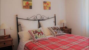 4 bedrooms, desk, iron/ironing board, travel crib