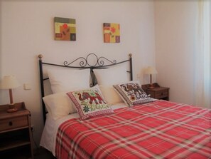 4 bedrooms, desk, iron/ironing board, travel cot