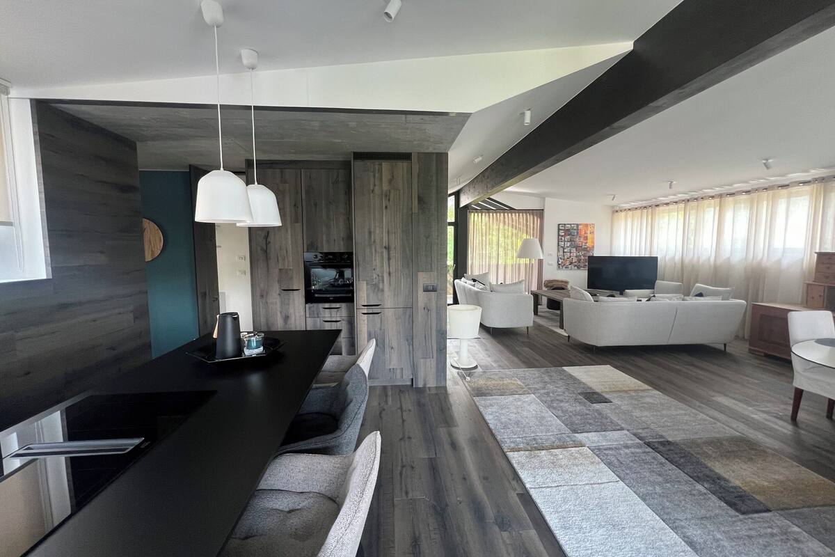 Luxe penthouse, 2 slaapkamers, niet-roken | Woonruimte | Een flatscreentelevisie