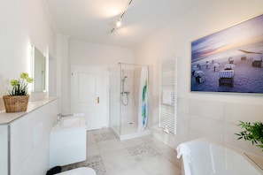 Baignoire, séchoir à cheveux, serviettes fournies, savon