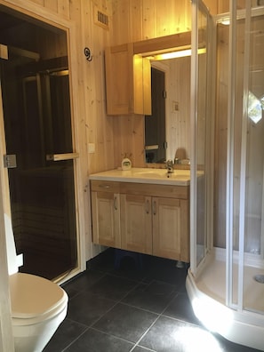Huisje, 2 slaapkamers (Sveadalen) | Badkamer | Een douche