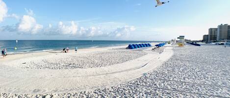 Perto da praia, espreguiçadeiras, toalhas de praia
