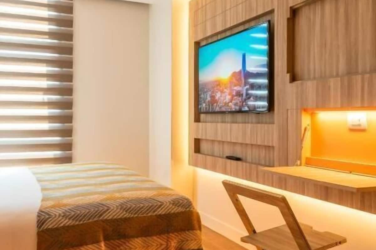 1 bedroom, premium bedding, in-room safe, laptop workspace