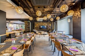 Petit déjeuner, déjeuner et dîner servis sur place
