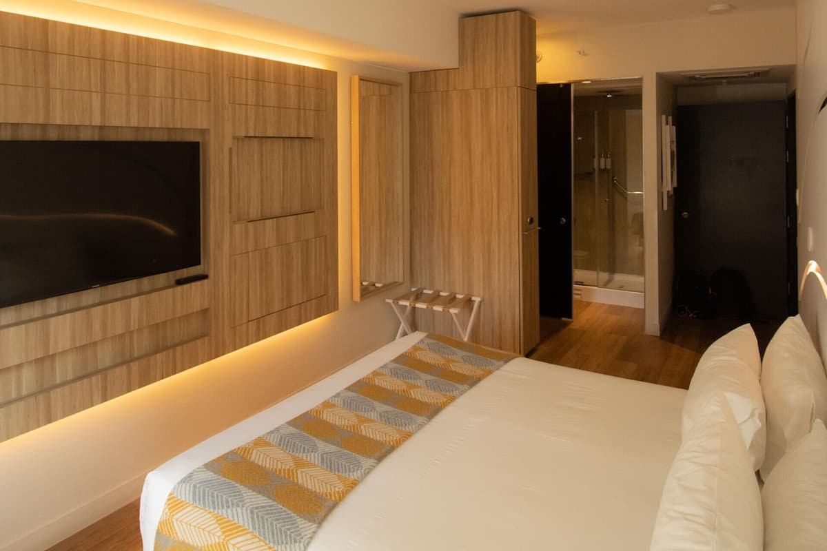 Ropa de cama de alta calidad y caja de seguridad en la habitación 