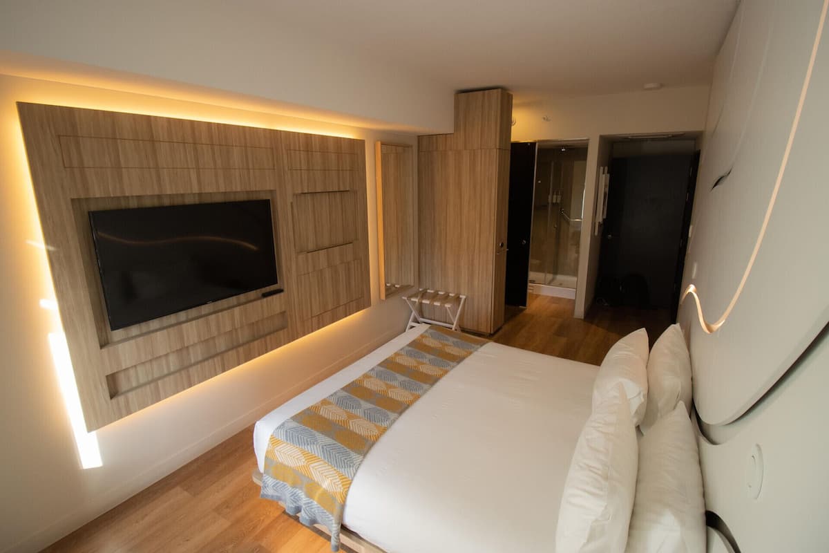 Ropa de cama de alta calidad y caja de seguridad en la habitación 