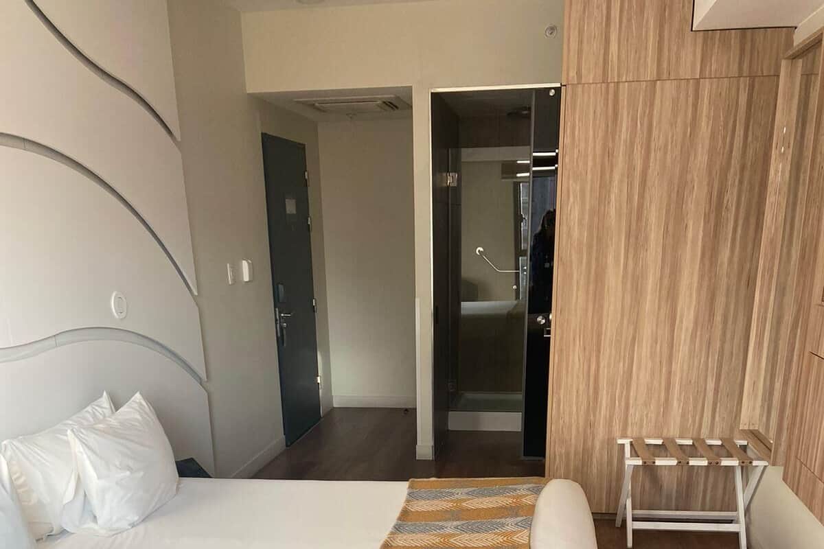 Ropa de cama de alta calidad y caja de seguridad en la habitación 