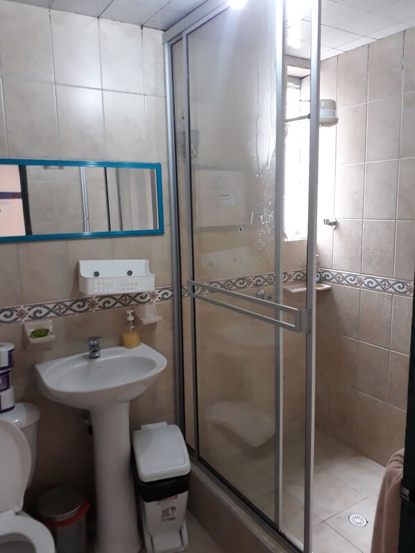 Shared Dormitory, 1 Single Bed, Shared Bathroom (6 pax) | Bathroom - BoGo Hostel & Rooftop (Bogotá)