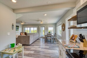 Departamento, varias camas (Barefoot Hideaway II) | Área de sala de estar | Televisión de pantalla plana 