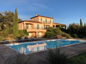 Outdoor pool, a heated pool - Large villa, 6 bedrooms, large heated pool. View of the Maures mountains and the sea. (Le Plan-de-la-Tour)