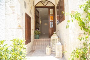 Shower, free toiletries, hair dryer, slippers - Bellapais 58 Luxury Cesme (Cesme)