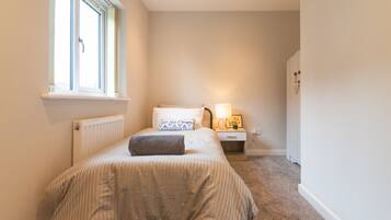 6 bedrooms, Egyptian cotton sheets, premium bedding, memory foam beds